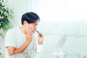 歯磨きする男性の写真